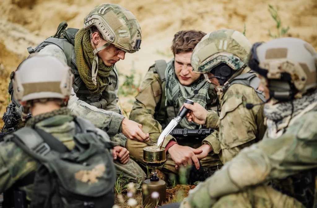 the-essential-gear-and-equipment-that-all-army-soldiers-receive-322912_1024x1024